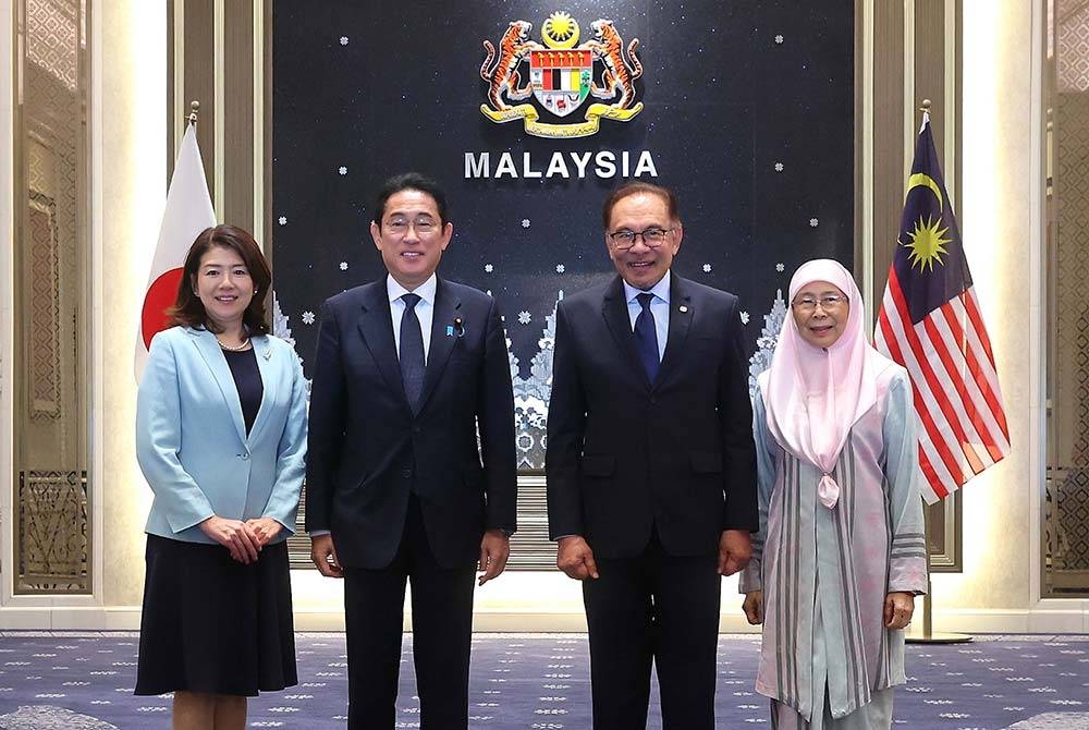 Anwar (dua dari kanan) bersama isteri, Datuk Seri Dr Wan Azizah Wan Ismail bergambar kenangan bersama Kishida dan isteri Yuko Kishida (kiri) di Seri Perdana hari ini. - Foto Bernama