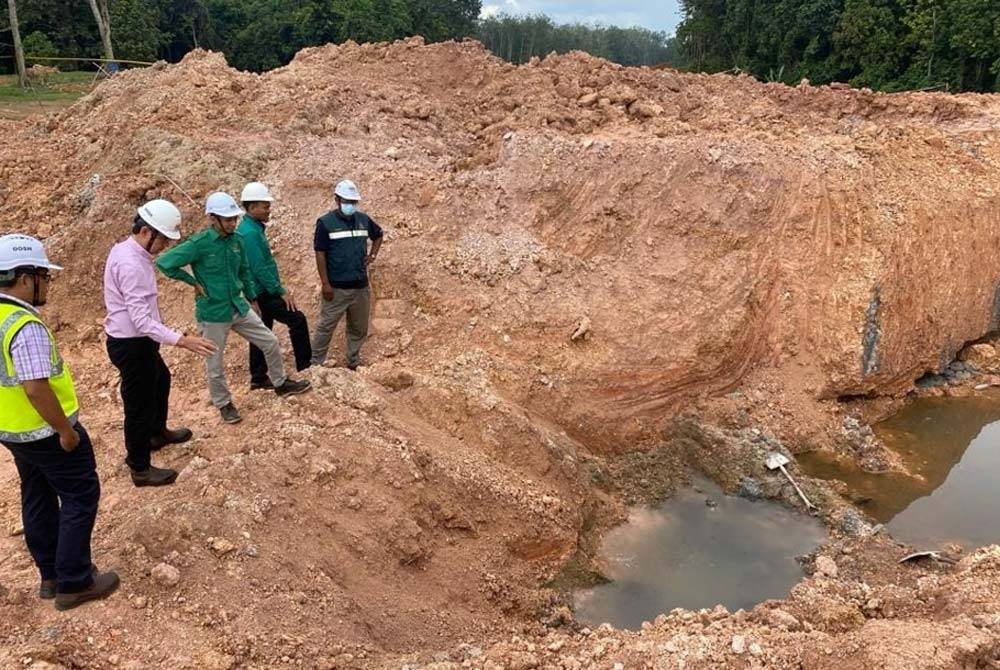 Pasukan penyiasat melibatkan JKKP, CIDB, JKR dan kontraktor meninjau tapak pembinaan Projek Jalan Kampung Joh ke Kampung Kuala Sat, Machang pada 2 November lalu.