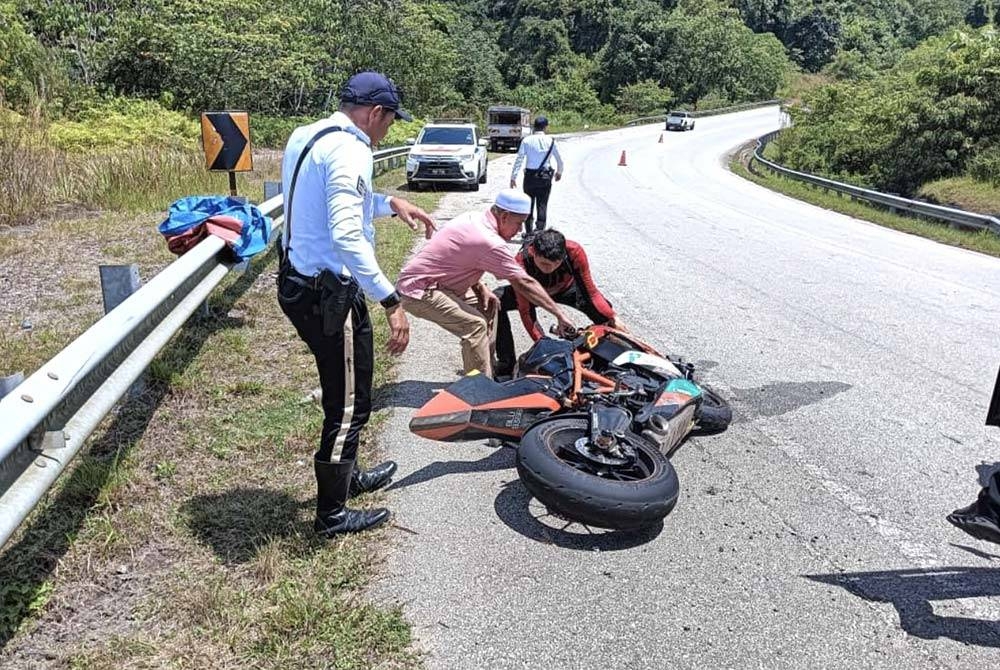 Orang awam dan anggota polis yang membantu mengalihkan motosikal berkuasa tinggi milik mangsa.