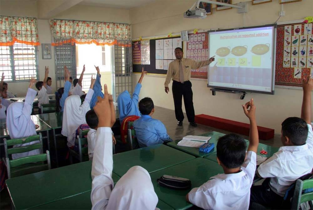 KPM akan terus menjalin kerjasama dengan institusi pengajian tinggi awam dan swasta untuk memastikan kekurangan guru pada masa hadapan dapat diatasi. - Gambar hiasan