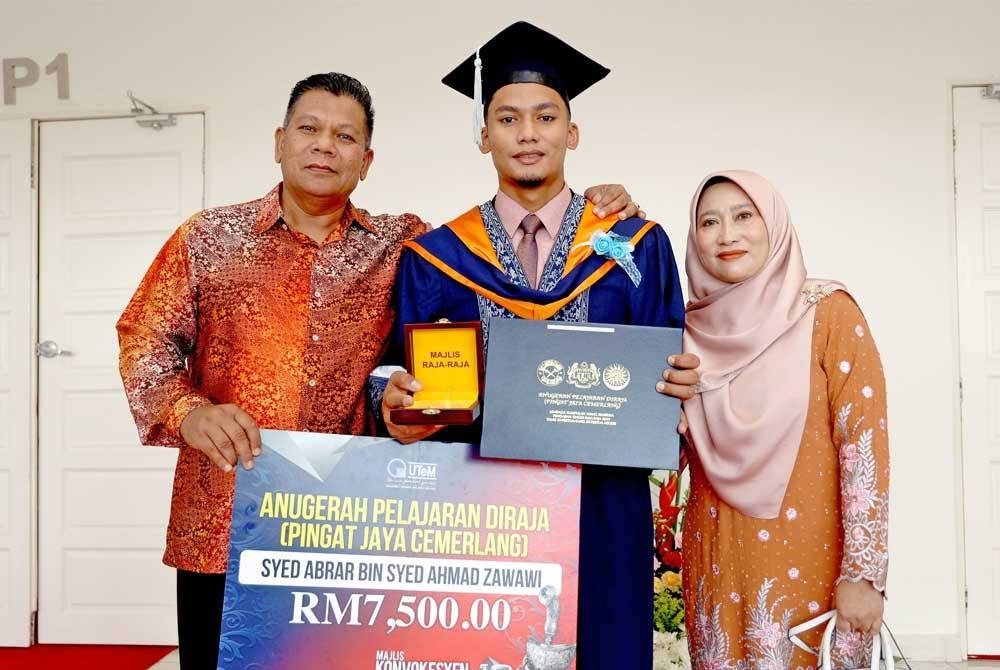 Syed Abrar bersama kedua-dua ibu bapanya selepas merangkul Anugerah Pelajaran Diraja pada majlis Konvokesyen Universiti Teknikal Malaysia Melaka (UTeM) ke-19. - Foto Facebook UTeM