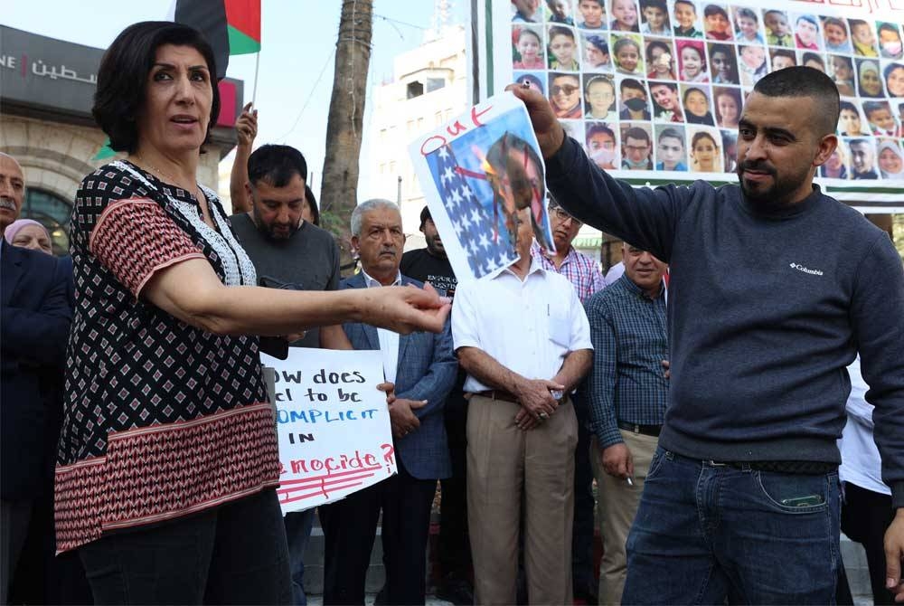 Penunjuk perasaan di bandar Ramallah pada Ahad mengadakan protes membantah lawatan Blinken ke wilayah itu yang turut berdepan siri keganasan dilancarkan rejim Zionis. - Foto AFP