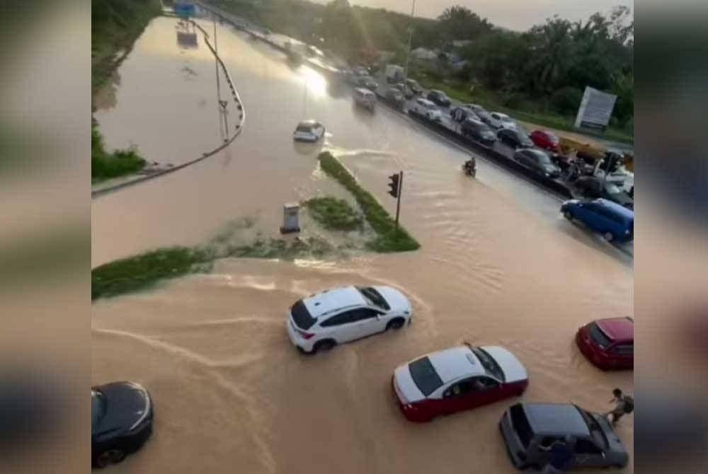 Beberapa jalan utama di sekitar kawasan Sepang dinaiki air susulan banjir pada Ahad. - Sumber FB Sepang Viral