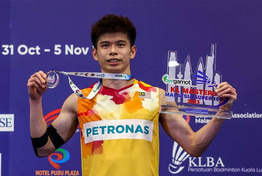 Jun Hao bersama hadiah yang dimenangi selepas menjadi juara pada perlawanan akhir Kejohanan Badminton Kuala Lumpur (KL) Masters Malaysia Super 100 2023 di Stadium Titiwangsa hari ini. - Foto Bernama