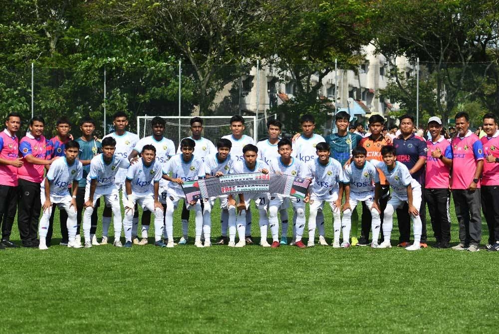 Barisan pengurusan, kejurulatihan, pemain SMK Meru saingan Piala Datuk Mokhtar Dahari B-18 2023.