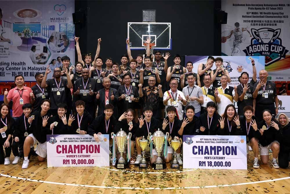 Ketua Pengarah Majlis Sukan Negara (MSN), Abdul Rashid Yaakub bergambar bersama pasukan bola keranjang Negeri Sembilan yang muncul juara Kejohanan Bola Keranjang Kebangsaan Piala Agong 2023 bagi kategori lelaki dan wanita di Malaysia Basketball Association (MABA) hari ini. - Foto Bernama