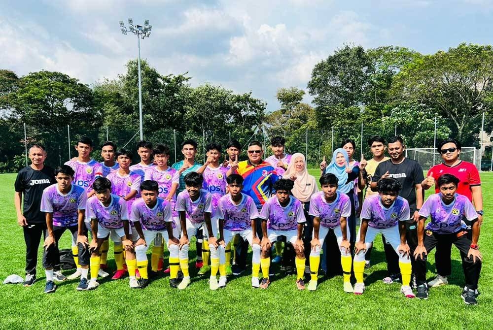 Barisan pemain, jurulatih dan pengurusan SMK Jalan Kebun bagi saingan Piala Datuk Mokhtar Dahari B-18 2023.