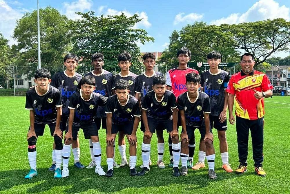 Samsul bersama para pemain SMK Seksyen 11 saingan Piala Datuk Mokhtar Dahari B-18 2023.