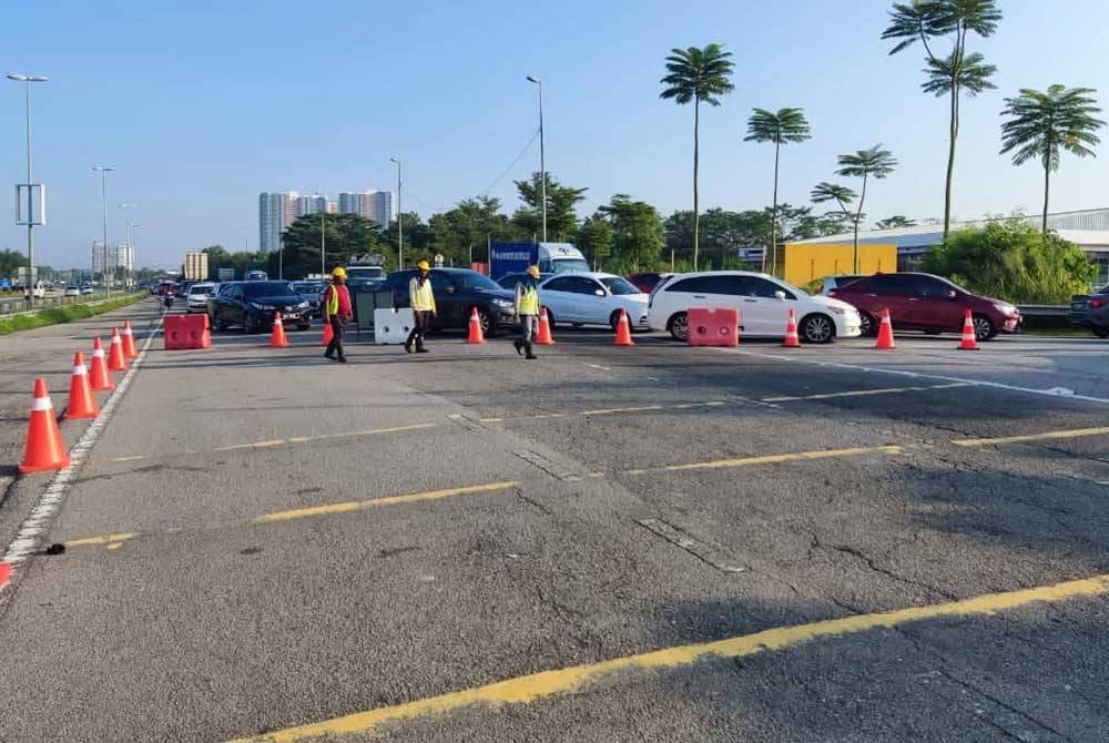 Jalan Bandar Baru Salak Tinggi ke Kota Warisan di Sepang ditutup sementara berikutan kenaikan paras air akibat banjir. - Foto Facebook Trafik IPD Sepang