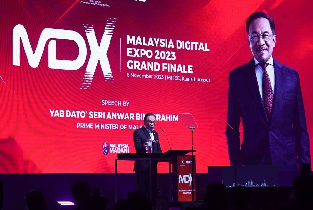 Anwar ketika berucap merasmikan Malaysia Digital Expo 2023 Grand Finale di Pusat Pameran dan Perdagangan Antarabangsa Malaysia pada Isnin. - Foto: Bernama