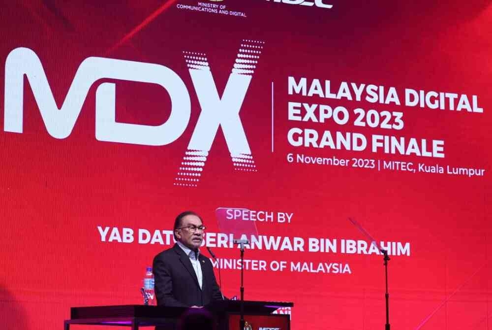 Anwar ketika berucap merasmikan Malaysia Digital Expo 2023 Grand Finale di Pusat Pameran dan Perdagangan Antarabangsa Malaysia pada Isnin. - Foto: Bernama