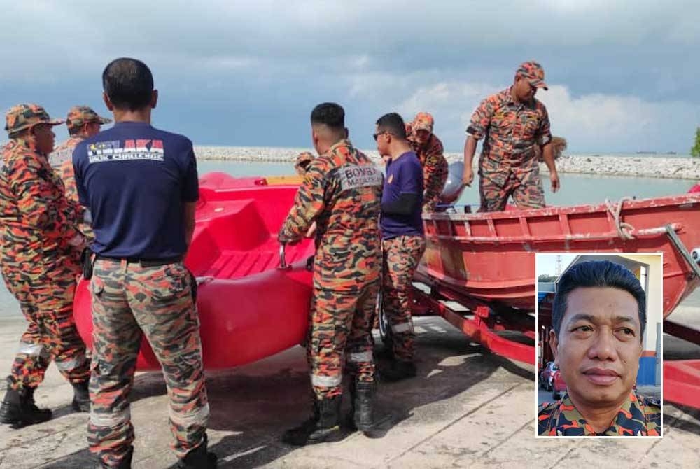 Anggota bomba memeriksa enjin bot sebagai menghadapi banjir. - Gambar hiasan, gambar kecil: Mohamad Shoki