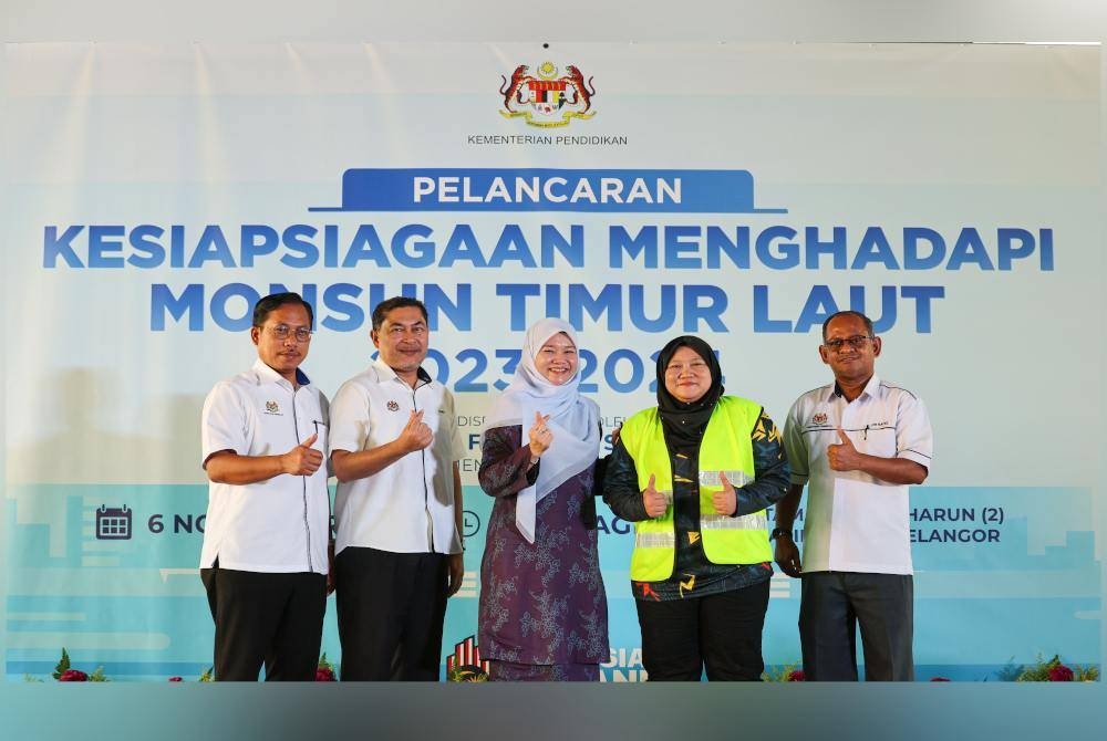 Fadhlina (tengah) bersama wakil sukarelawan KPM, Dr Nurhasni Mohd Noor (dua dari kanan) selepas menyarungkan jaket keselamatan sebagai gimik pelancaran Kesiapsiagaan Menghadapi MTL 2023/2024 di Sekolah Kebangsaan Taman Dato&#039; Harun (2), Jalan Klang Lama pada Isnin. - Foto Bernama