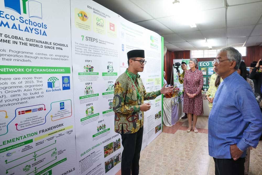 Al-Sultan Abdullah berkenan mecemar duli melawat reruai pameran sempena Majlis Perasmian Eco-Schools dan GEP Roadmap 2030 di Sekolah Berasrama Penuh Integrasi Temerloh di sini hari ini. Foto Bernama