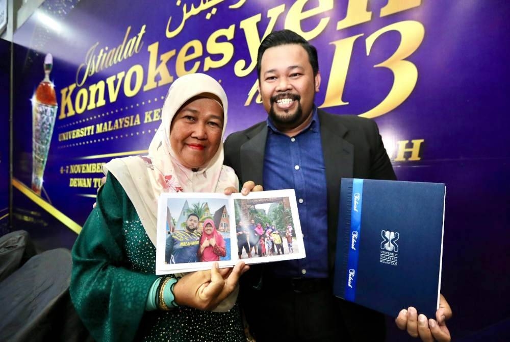 Rohana menunjukkan gambar keluarga mereka dan Muhammad Ibrahim (gambar kecil, kiri).