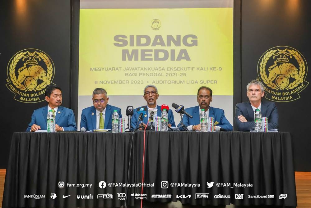 Mohd Yusoff (tengah) ketika Akhbar selepas Mesyuarat Kesembilan Jawatankuasa Eksekutif FAM Bagi Penggal 2021-2025 di Wisma FAM Kelana Jaya pada Isnin.