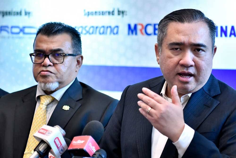 Anthony Loke (kanan) bercakap kepada pemberita selepas merasmikan Simposium Rel Antarabangsa bertemakan "Sustainable Railway: Connecting Nations, Preserving Futures" hari ini. Foto Bernama