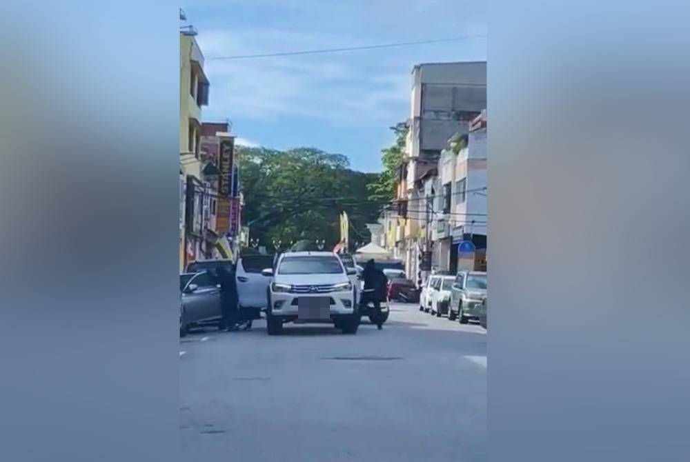 Tangkap layar video tular yang memaparkan kejadian rompakan barang kemas mengakibatkan kerugian hampir RM1.4 juta.