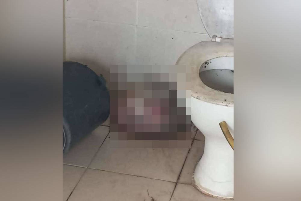 Mayat bayi perempuan cukup sifat ditemukan di dalam plastik di sebuah tandas surau. - Foto orang awam