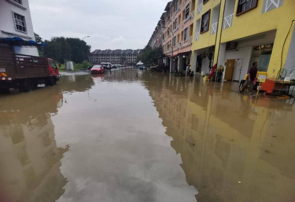 Hanya air bertakung di beberapa jalan di Seksyen 13 akibat longkang tersumbat.