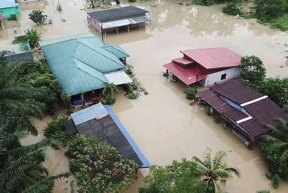 Kejadian banjir yang berlaku di Kampung Sri Tanjong, Dengkil, Selangor. - Foto: JBPM Negeri Selangor.