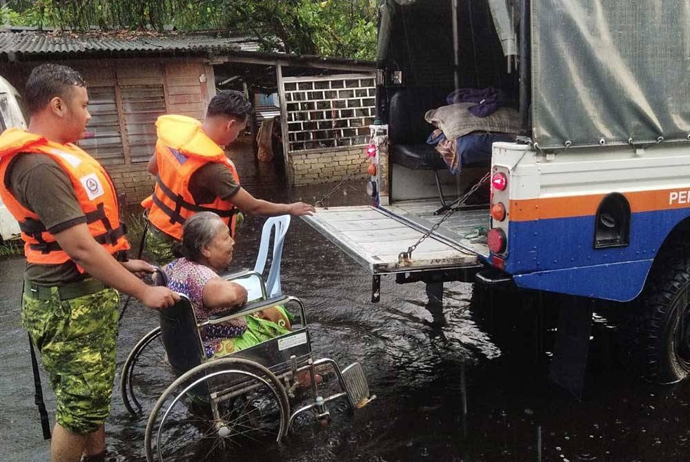 Operasi mengeluarkan mangsa di Kampung Batu 7, Changkat Jong dilakukan selepas kawasan terlibat dinaiki air. - Foto APM