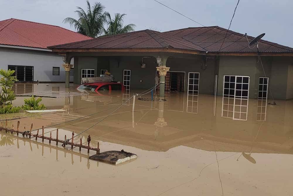 Sebahagian rumah di Kampung Bangi Lama ditenggelami banjir pada Ahad.