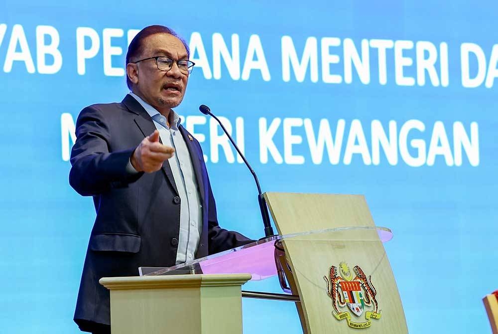 Anwar yang juga Menteri Kewangan menyampaikan ucapan semasa majlis Perhimpunan Bersama Warga Kementerian Kewangan di Kementerian Kewangan hari ini. - Foto Bernama