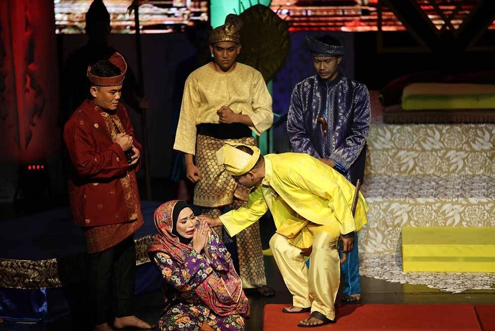 Pementasan Teater Dang Anum di Panggung Bandaraya Kuala Lumpur.