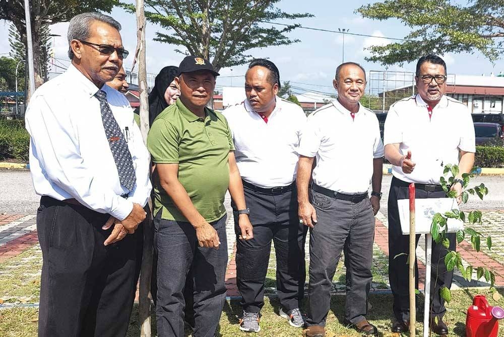 Zahari (kanan) bergambar selepas menanam pokok sempena Program Kesedaran Kepentingan Hutan Paya Gambut dan Kesedaran Mengenai Kebakaran Hutan di Negeri Selangor di Dewan Seri Bernam, Sungai Besar pada Selasa.