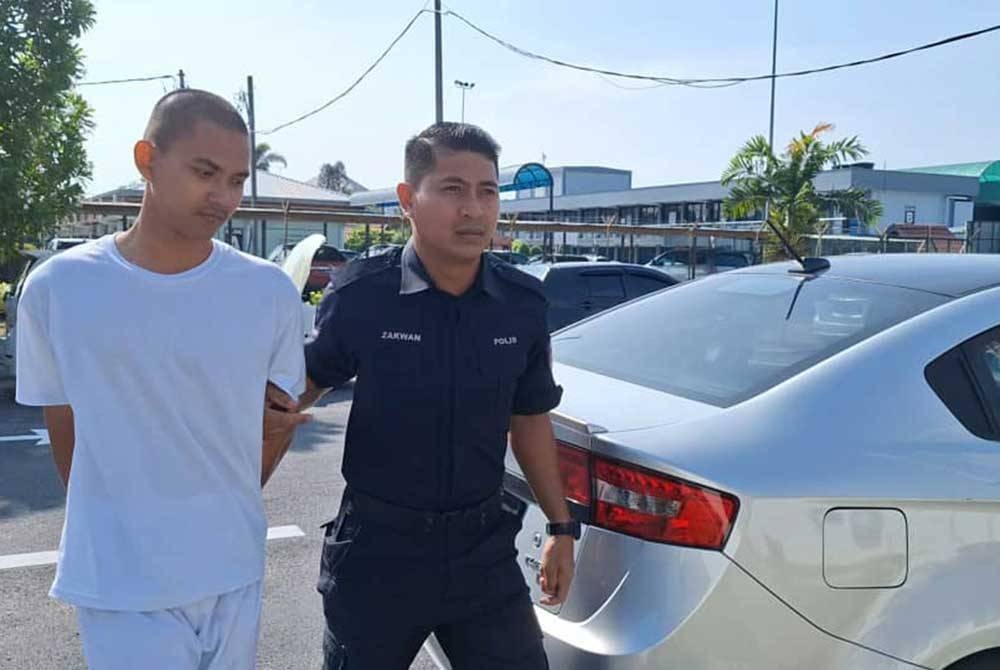 Tertuduh (kiri) diiringi polis dibawa ke Mahkamah Majistret Sungai Besar pada Selasa.