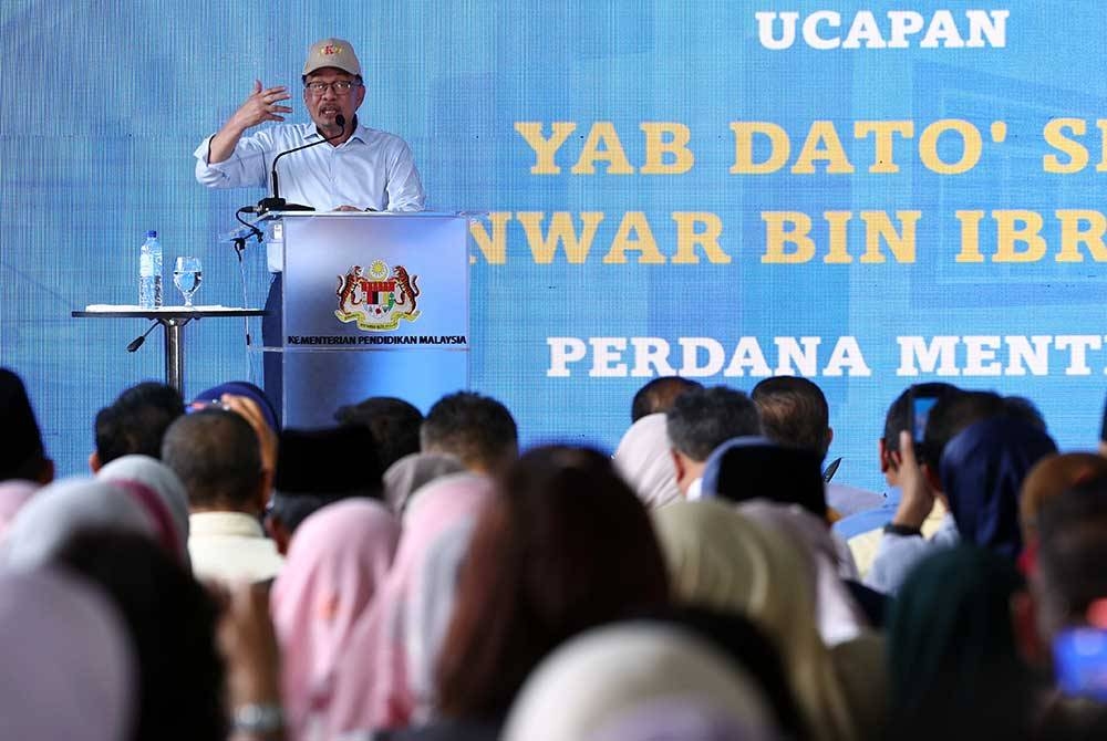 Anwar berucap pada majlis penyerahan dan perasmian Projek Rintis Bangunan Daif di Sekolah Kebangsaan Bandar Baru Bangi hari ini. - Foto Bernama