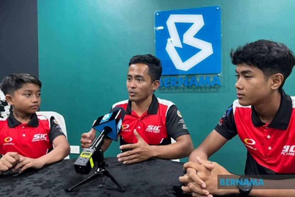 Zulfahmi (tengah) bersama Qabil (kiri) akan mewakili negara pada Siri Dunia MiniGP di Sepanyol bermula 21 hingga 23 November ini. Foto Bernama