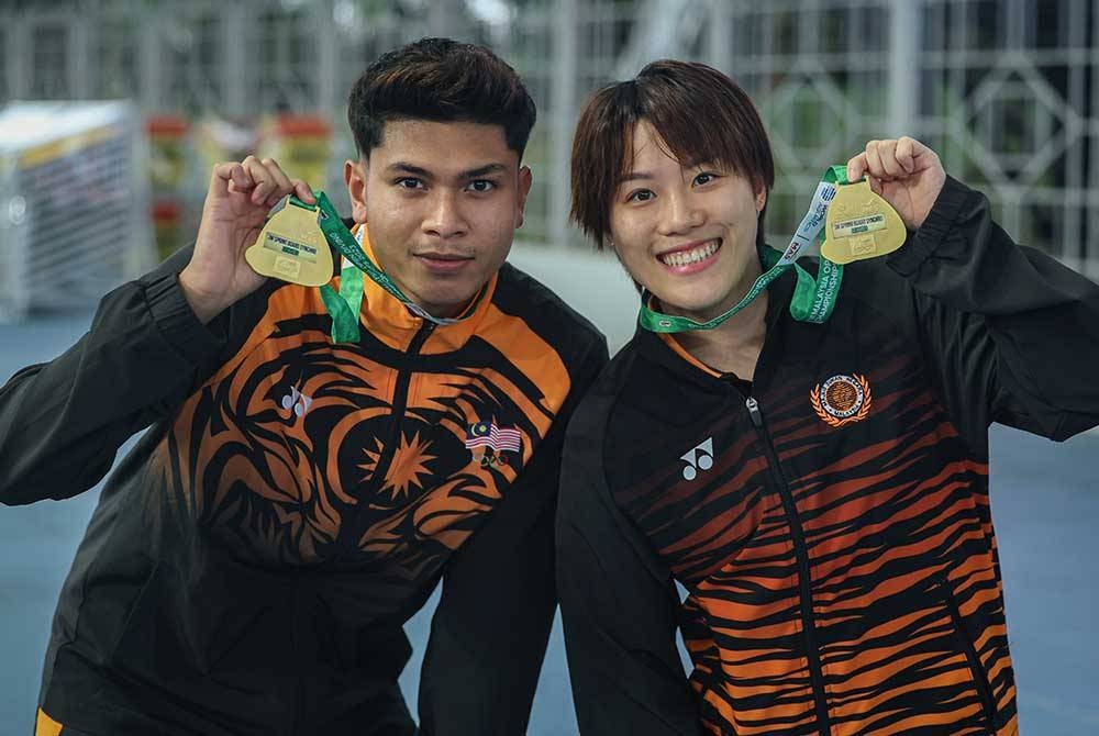 Hanis Nazirul (kiri) dan Yan Yee mengungguli acara 3m papan anjal seirama campuran akhir pada Kejohanan Terjun Terbuka Malaysia 2023 di Pusat Akuatik Nasional Bukit Jalil pada Isnin. Foto Bernama