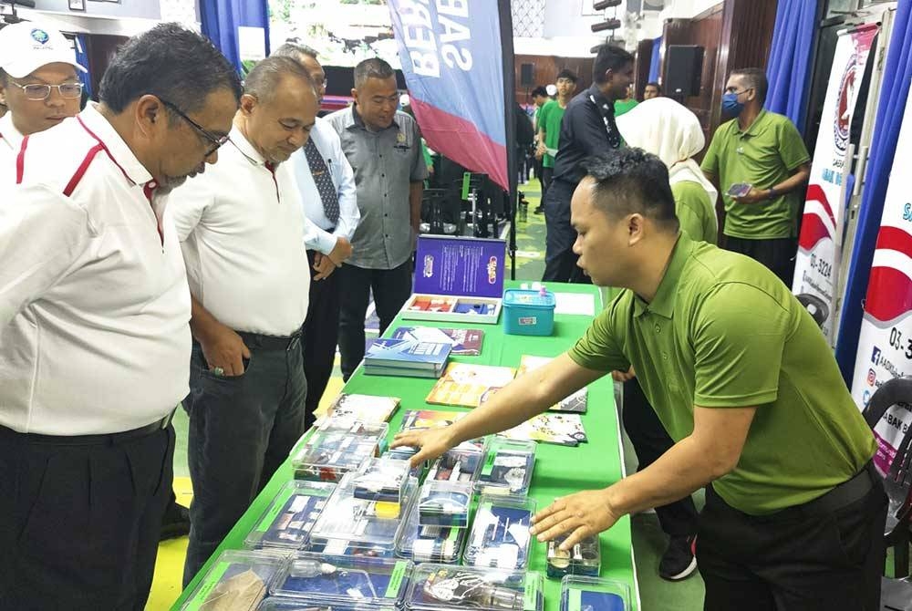 Zahari (kiri) melawat reruai pameran pada Program Kesedaran Kepentingan Hutan Paya Gambut dan Kesedaran Mengenai Kebakaran Hutan di Negeri Selangor di Dewan Seri Bernam, Sungai Besar, Selangor pada Selasa.