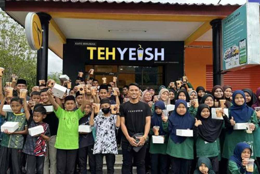 Muhammad Adli (tengah) kini berbangga dengan kafe jenama sendiri, &#039;Tehyeish&#039;. - Foto Facebook Tehyeish HQ