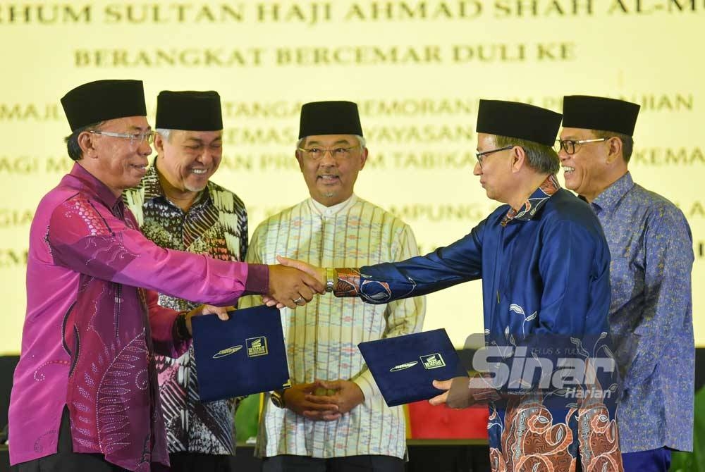 Al-Sultan Abdullah (tengah) menyaksikan pemeteraian MoA antara Kemas dan Yayasan Pahang pada Selasa. - Foto Sinar Harian/MOHD RAFIQ REDZUAN