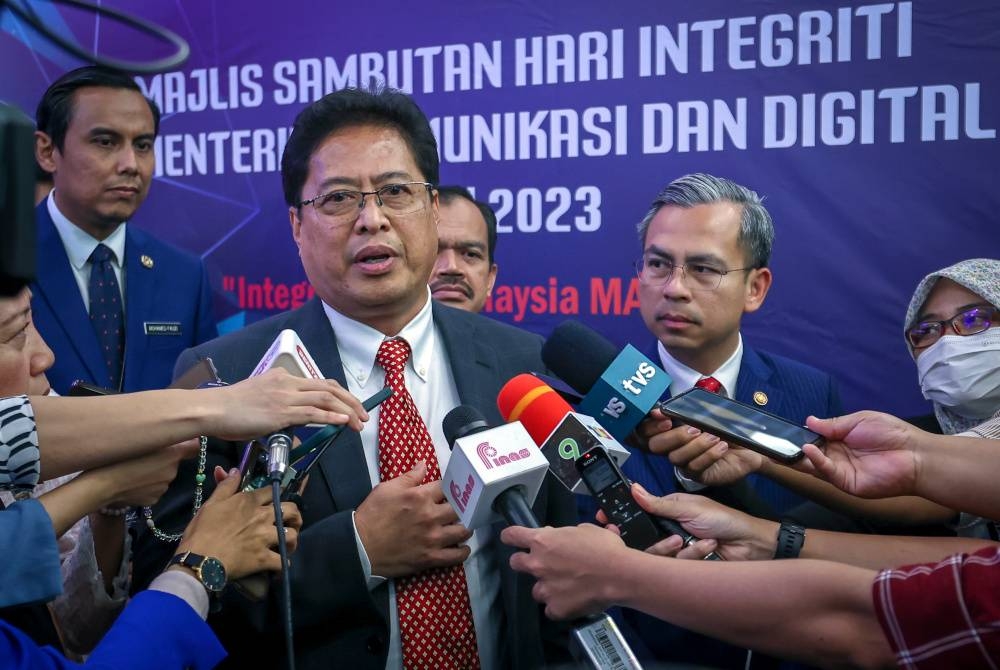 Azam ditemu bual pemberita selepas majlis sambutan Hari Integriti Kementerian Komunikasi dan Digital bertemakan 'Integriti Citra Malaysia Madani, pada Selasa. Turut hadir, Fahmi. - Foto Bernama