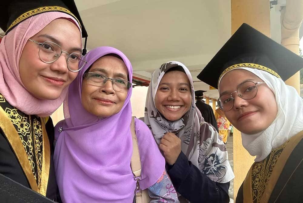 Kembar seiras bersama ibunya, Siti Fatimah (dua dari kiri) selepas Majlis Konvokesyen UniSZA di Kuala Nerus, Terengganu pada Selasa.