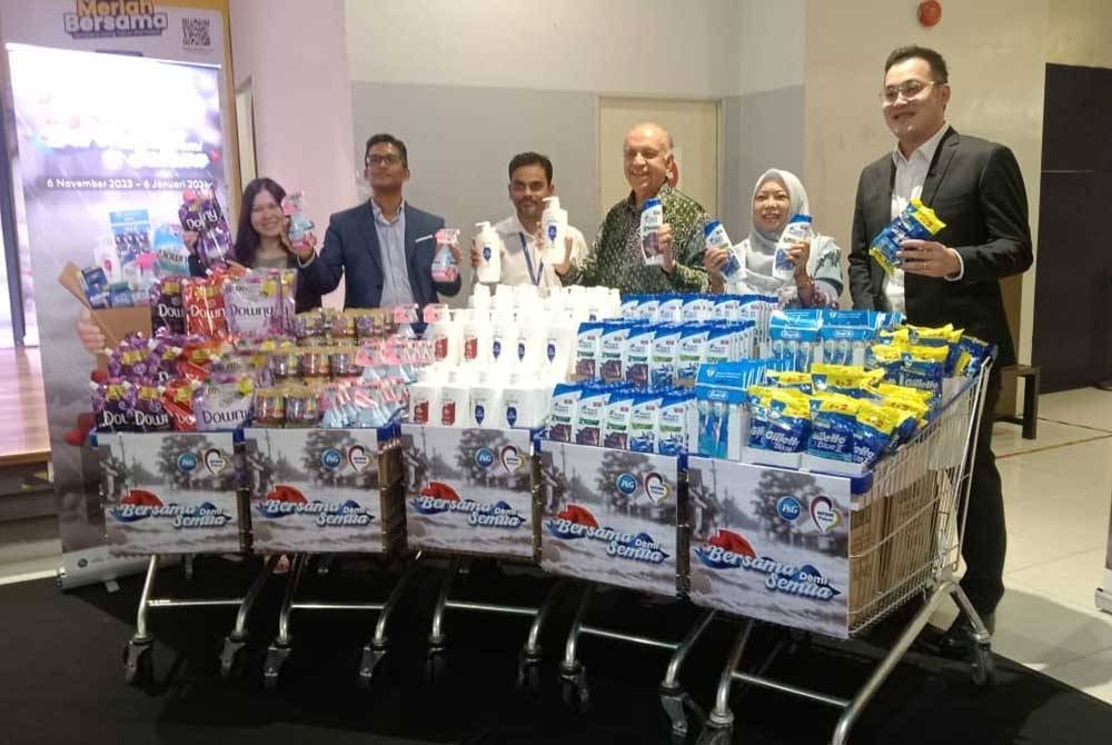 Ameer (tengah) bersama Nantha (dua dari kiri) melancarkan kempen dana bantuan banjir di Mydin Subang Jaya