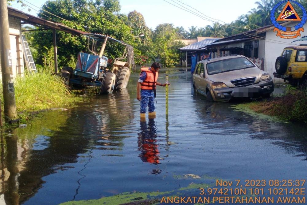 Anggota Angkatan Pertahanan Awam Malaysia (APM) meninjau lokasi rumah penduduk di Hilir Perak yang dinaiki air pada Selasa. Foto: ihsan APM