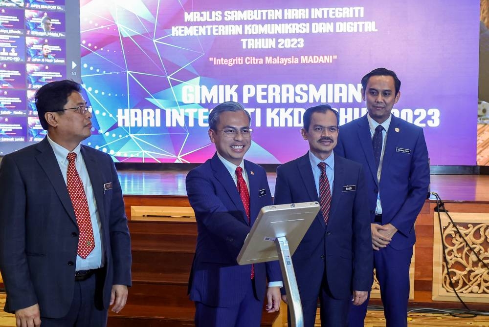 Fahmi merasmikan sambutan Hari Integriti Kementerian Komunikasi dan Digital (KKD) bertemakan 'Integriti Citra Malaysia Madani' sambil disaksikan oleh Ketua Pesuruhjaya Suruhanjaya Pencegahan Rasuah Malaysia, Tan Sri Azam Baki (kiri) di KKD, pada Selasa. - Foto Bernama