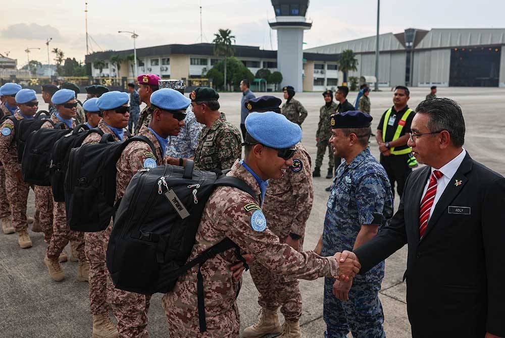 Adly (kanan) bersalaman bersama Anggota Kumpulan Kedua MALBATT 850-11 ke Lubnan pada majlis penghantaran kumpulan tersebut di Pangkalan Tentera Udara Diraja Malaysia, pada Selasa. - Foto Bernama