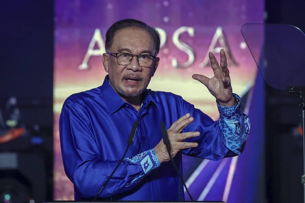 Anwar menyampaikan ucapan pada Anugerah Inovasi Perdana Sektor Awam (AIPSA) Tahun 2023 di Pusat Konvensyen Antarabangsa Putrajaya (PICC) malam Selasa. - Foto Bernama 