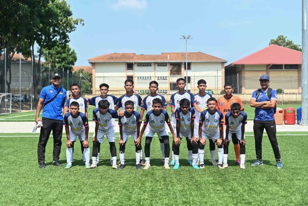 Mohd Afindi bersama pemain-pemain SMK Dato’ Harun yang akan berdepan SMK Shah Alam dalam aksi pembuka tirai Piala Datuk Mokhtar Dahari B15 merebut Piala Sumbangsih pada Rabu.