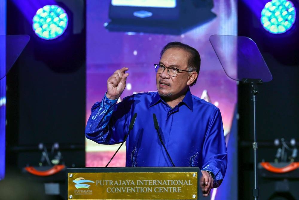 Anwar menyampaikan ucapan pada Anugerah Inovasi Perdana Sektor Awam (AIPSA) Tahun 2023 di Pusat Konvensyen Antarabangsa Putrajaya (PICC) malam Selasa. - Foto Bernama