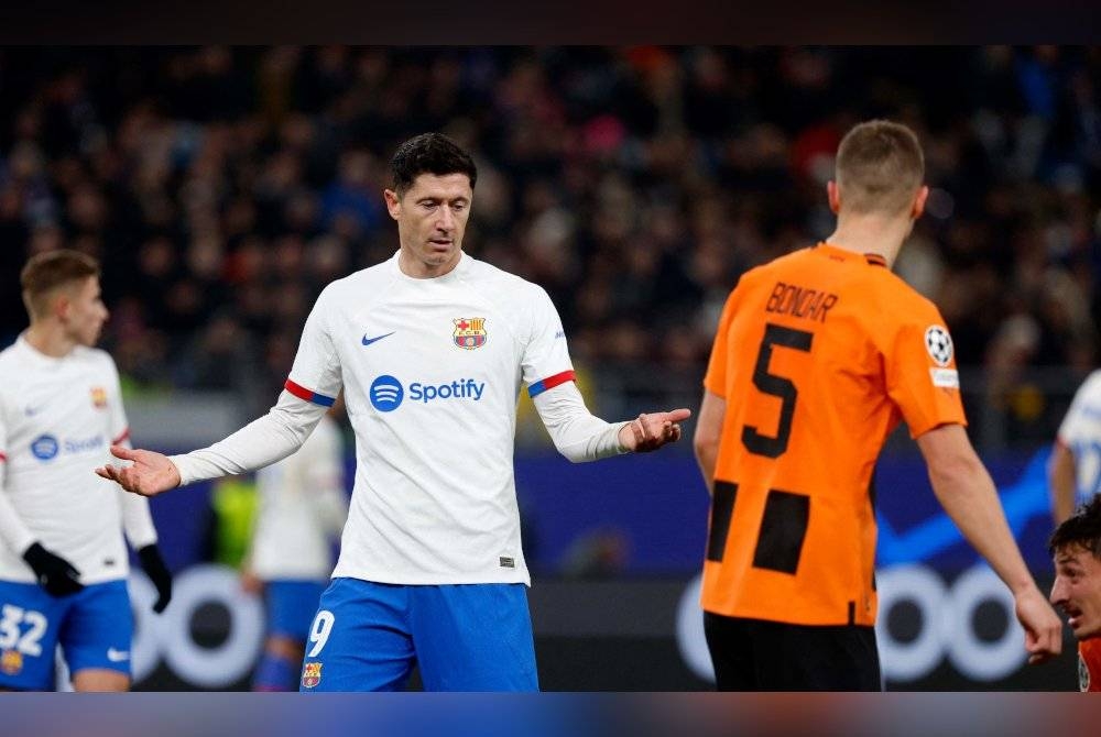 Penyerang Barcelona, Robert Lewandowski (kiri) gagal meledak gol ketika tewas kepada Shakhtar Donetsk. - Foto AFP