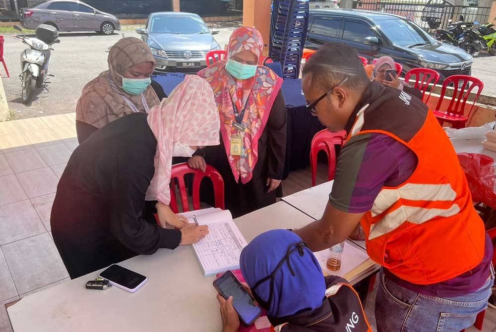 Orang ramai ketika mendaftar masuk ke salah sebuah pusat pemindahan sementara (PPS) susulan banjir yang melanda beberapa daerah di negeri ini sejak Selasa.