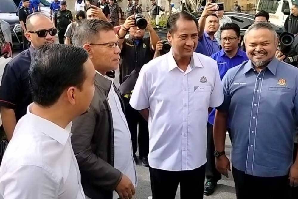 Saifuddin (dua dari kiri) tiba di Pangsapuri Aliff Sejahtera, Tampoi pada Rabu.