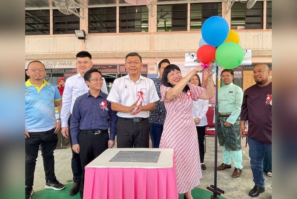 Hui Ying merasmikan Anjung Ketipang Payung di Sekolah Kebangsaan Tan Sri P Ramlee pada Rabu.